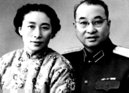 1943年2月，傅涯与陈赓新婚，她忍不住好奇地问陈赓：“你老实说，到底多大了？”