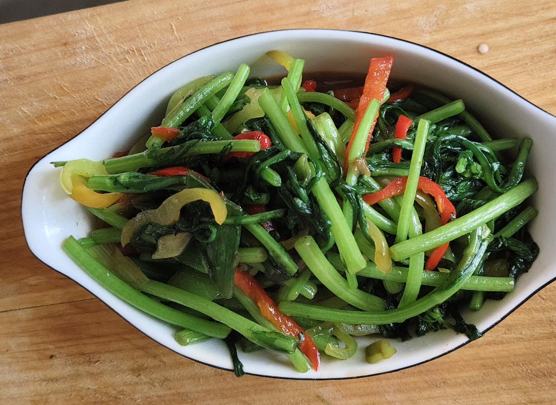 清炒茼蒿：家常小炒也能鲜掉眉毛
 
家常饭桌上最讨喜的，莫过于一盘清爽解腻的清炒