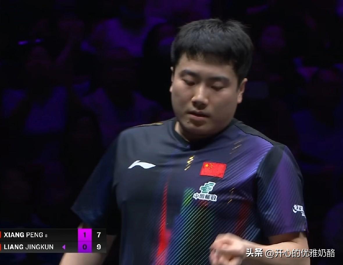 梁靖崑休整两个月再上场，状态果然就不一样了。
梁靖崑开局比分领先，没想到会被向鹏