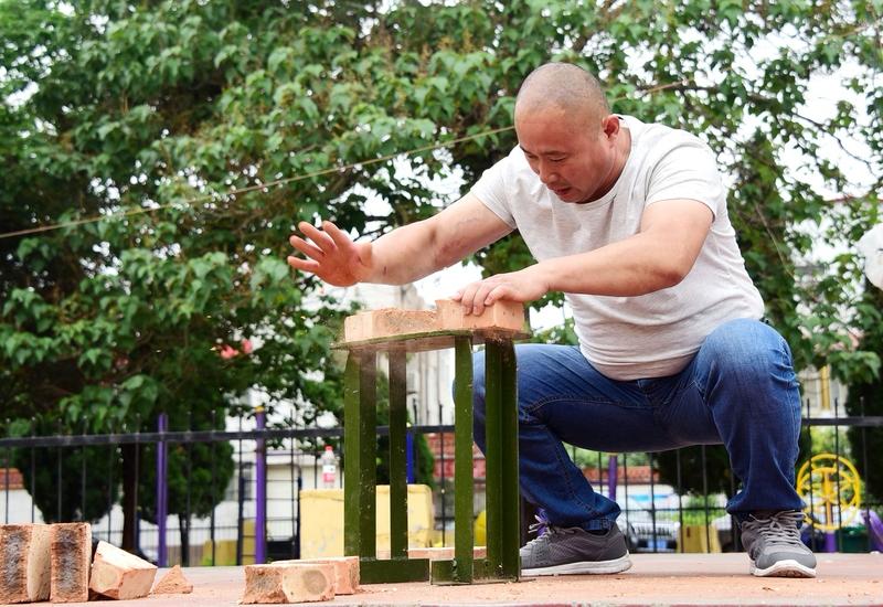 近日，云南省普洱边防局扶岩边防派出所的警员郭玉龙被一盘辣椒炒肉吃哭了。原来是几天