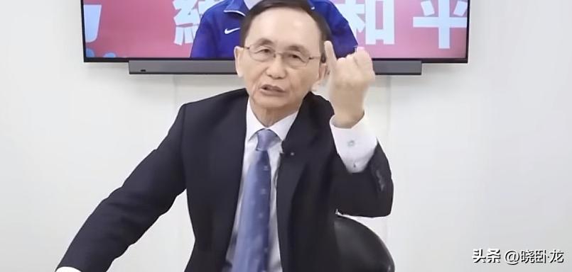 吴子嘉：民调最后一名就是郑丽文，她是“土包”。

这个吴子嘉最近又在直播时针对郑