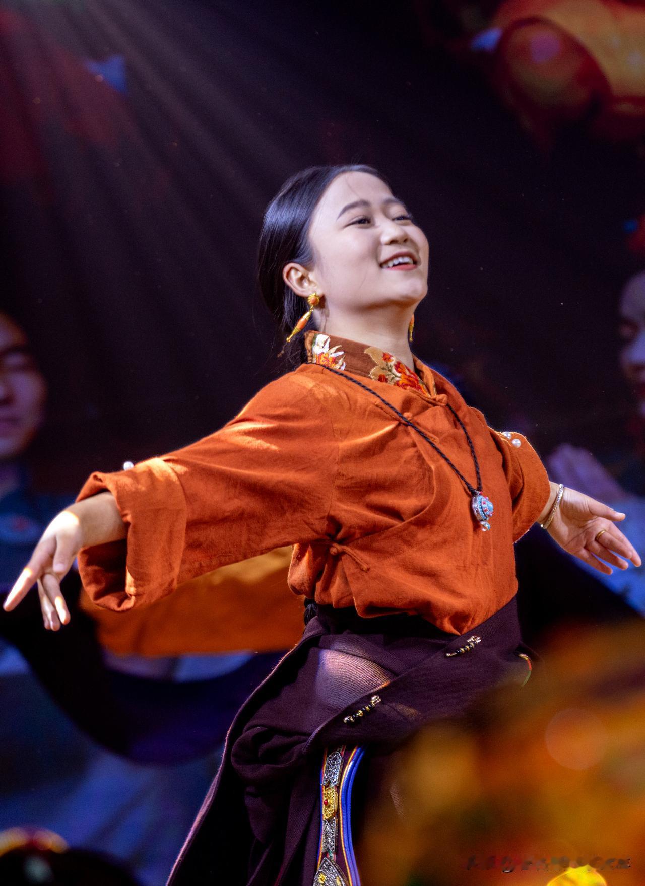 藏式浪漫里的裙摆飞扬
 是谁被这场藏式婚礼的锅庄舞勾走了魂？
 橘红藏袍裹着高原