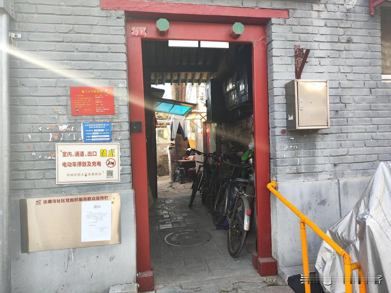 七律|无题
谁是凡人谁是仙，常将万事问苍天。
安身且喜能知足，长气何如多挣钱。