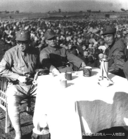 1946年，李达参谋长(右)在陇海战役前的动员大会上。左起为刘伯承司令员、薄一波