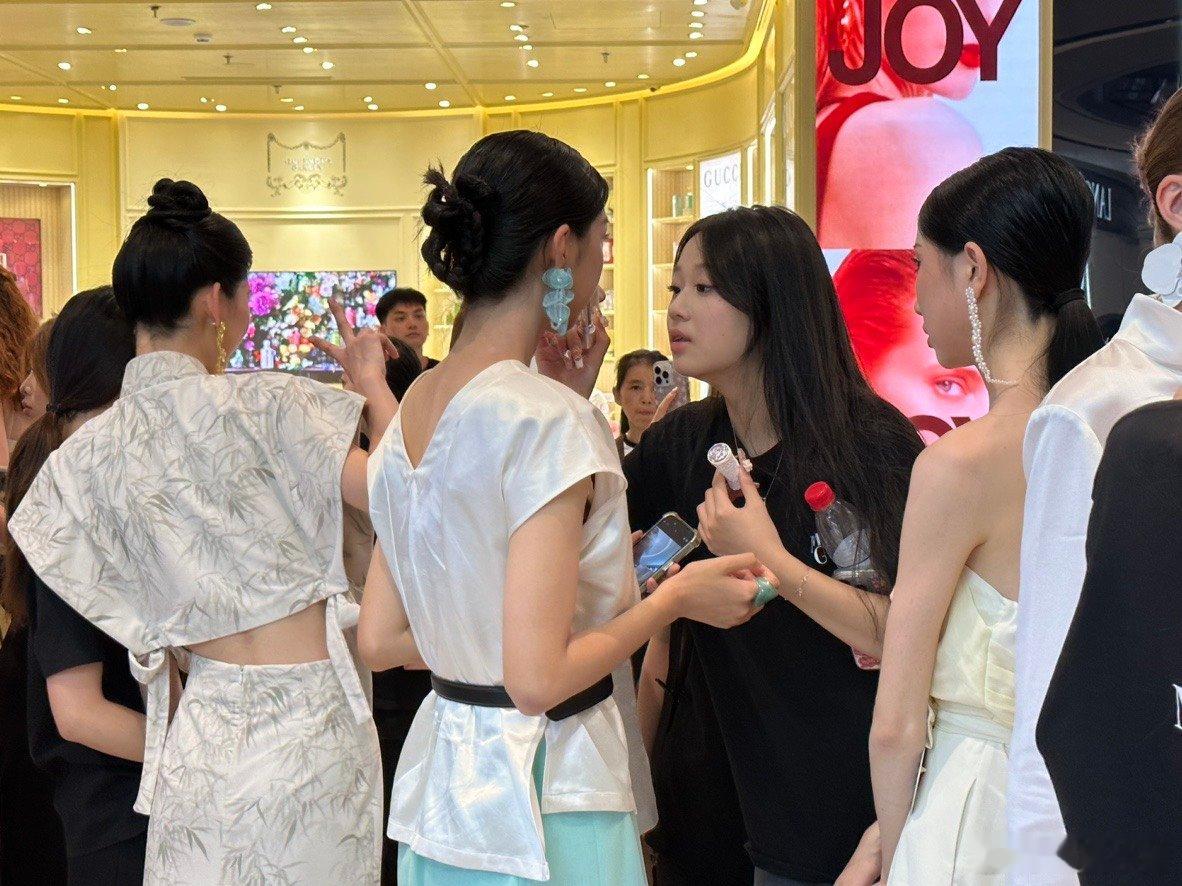 #杭州的毕业典礼好city#宝妈在这次毕业典礼上实现人生爆改，成就女性美妆，真是