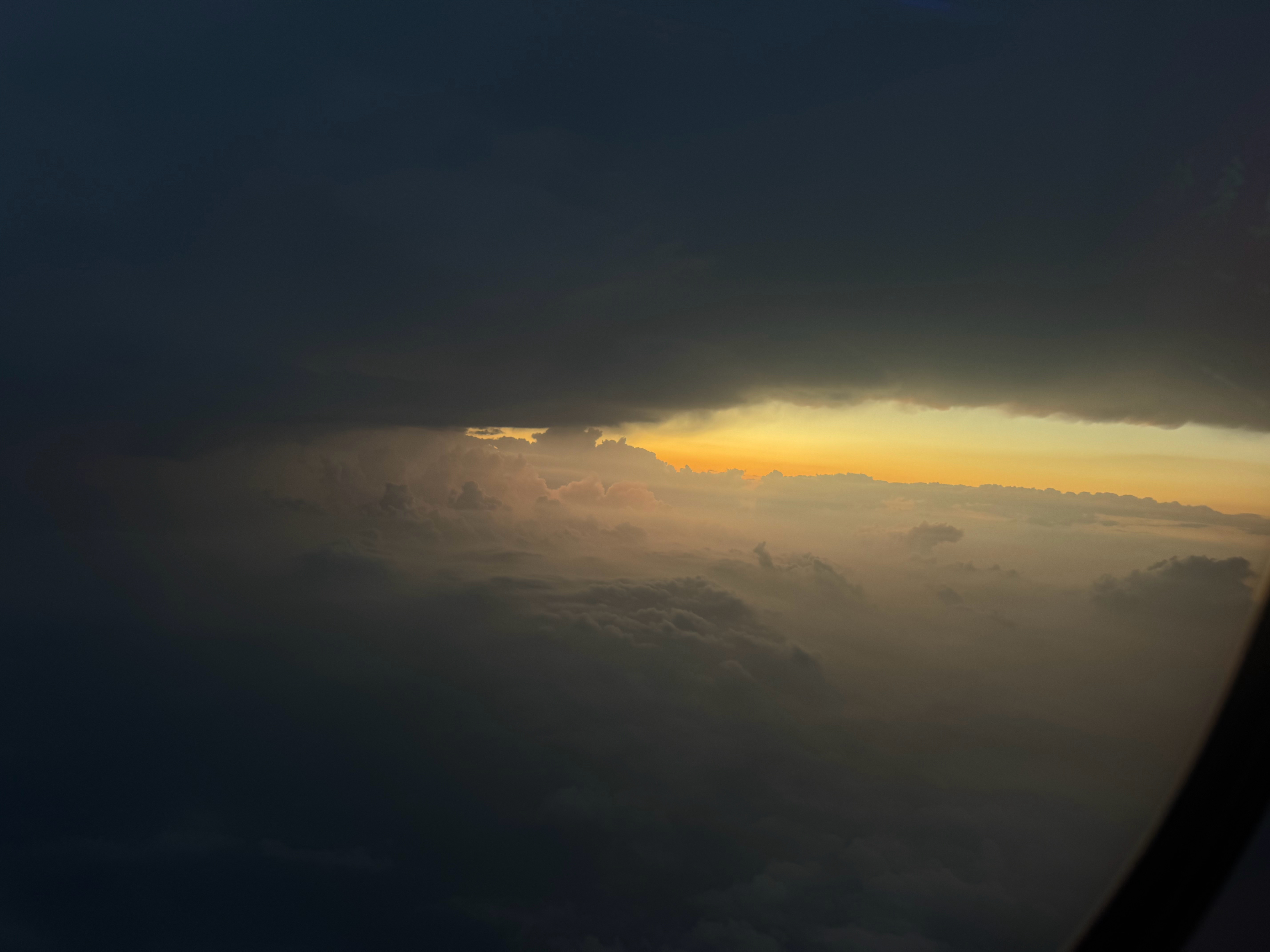 给机长🧑‍✈️呱唧呱唧，坚定的在北京上空盘旋，终于飞了三个小时落地北京，这油背