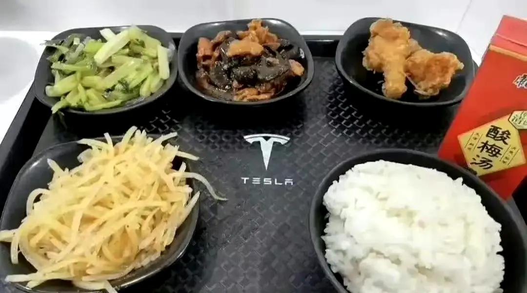 左边是特斯拉的食堂，右边是比亚迪的，哪个看起来更有食欲 ​​​