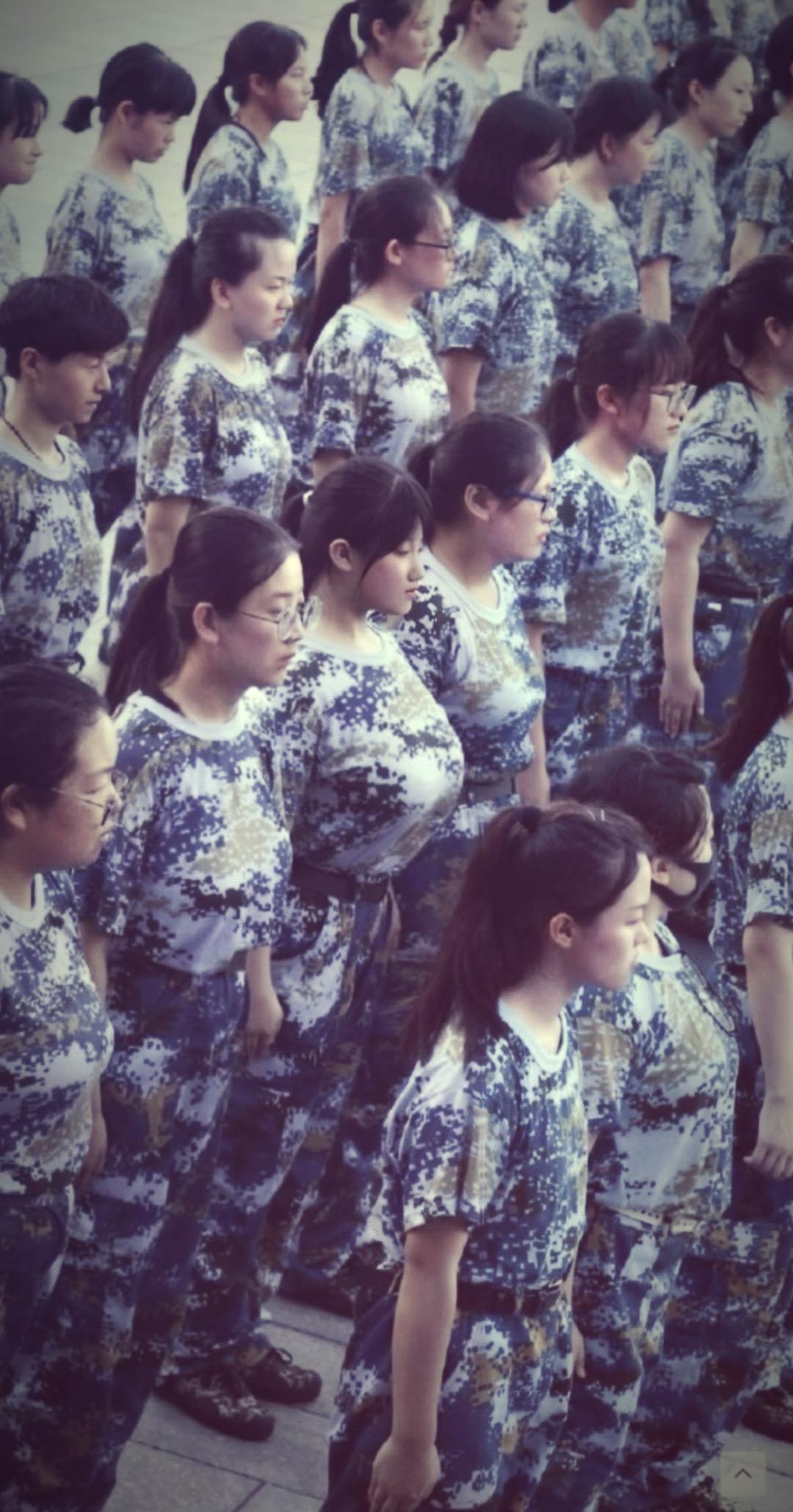 回忆录。大一军训照我自己也只剩这张了～记得当时还是师姐帮拍的