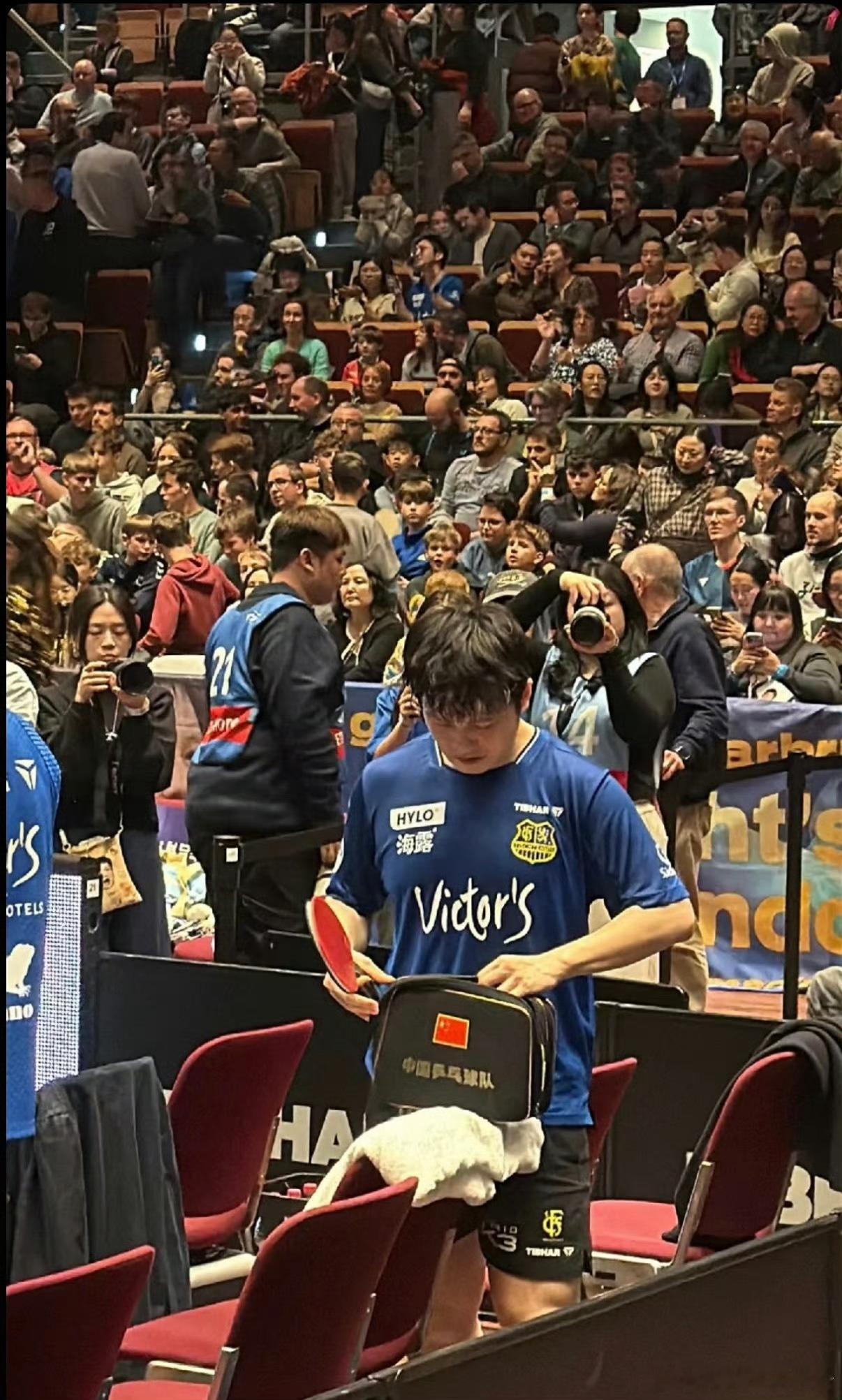 樊振东的爱国心毋庸置疑我看有评论说这个包是里约奥运会周期的，到今年已经十年了 