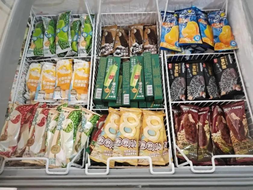 便利店老板守着冰柜叹气：以前三伏天一天补三四次货，今年冰柜玻璃擦得锃亮，单店销量