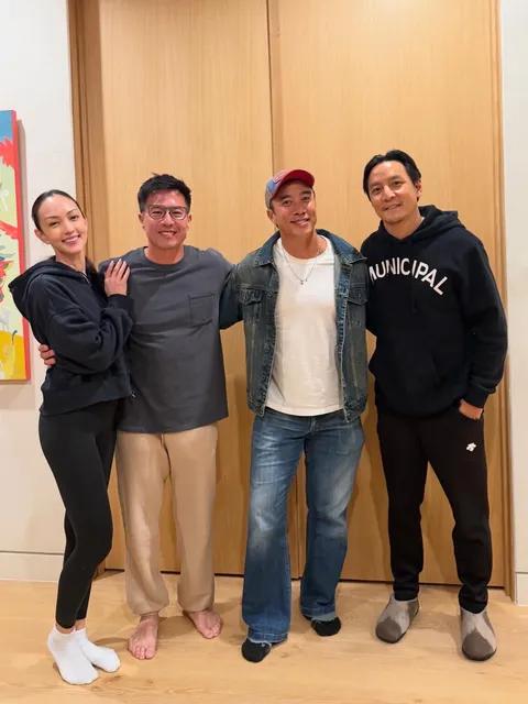 4星合照：穿着鞋子的吴彦祖面孔馒化，发际线略微后移，居然有些姨感；光着脚丫的安志