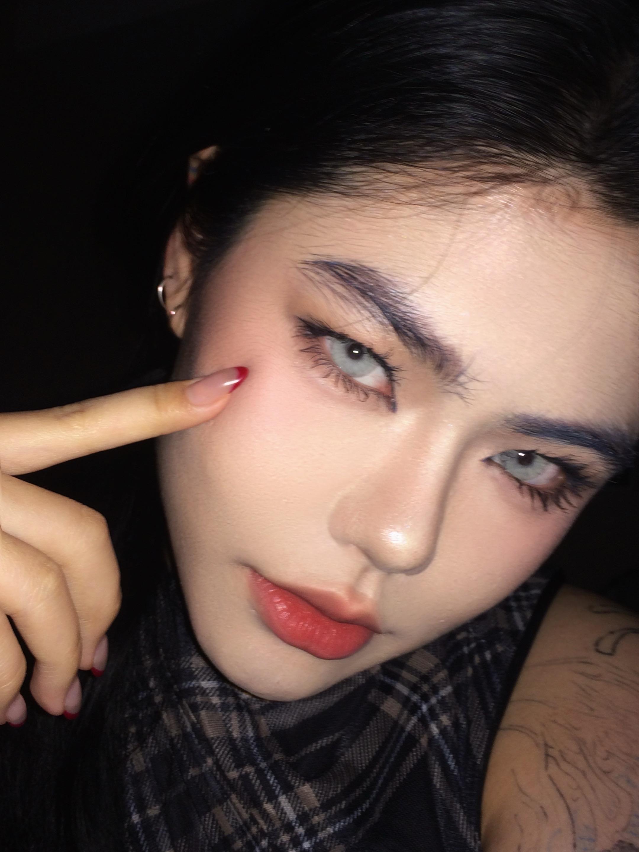 暴虐美女。