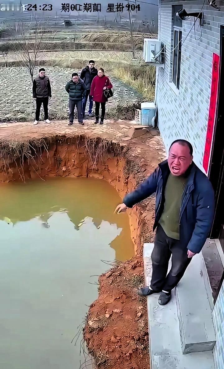 广西阻挠邻居建房的这位邻居，现在估计肠子都悔青了！

一户人家拿着齐全手续准备建