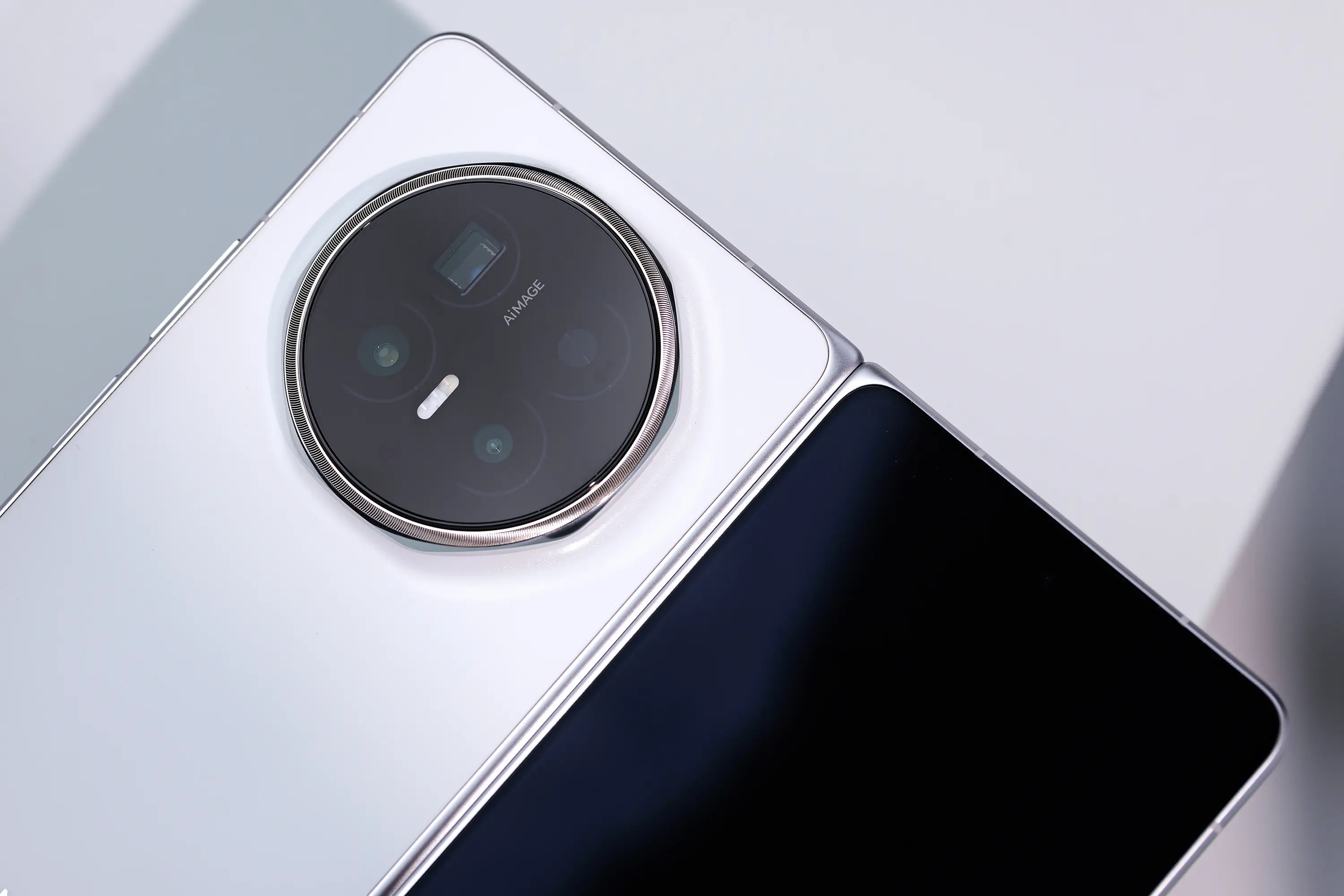 折叠屏最好的屏幕长什么样这屏幕真的有点东西。纯黑显示特别正，大太阳底下也清清楚楚