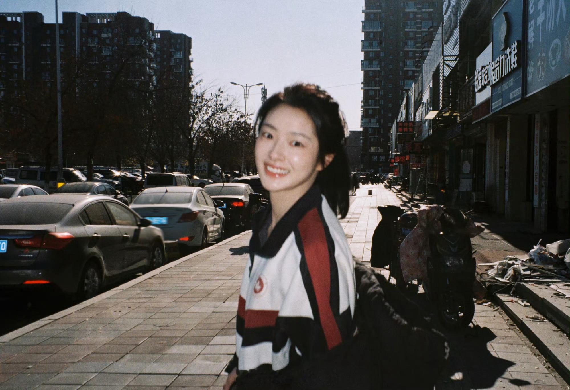 徐若晗周依一路灿烂官宣杀青 分享照片穿着校服的cici好青春好阳光☀️最后一张的