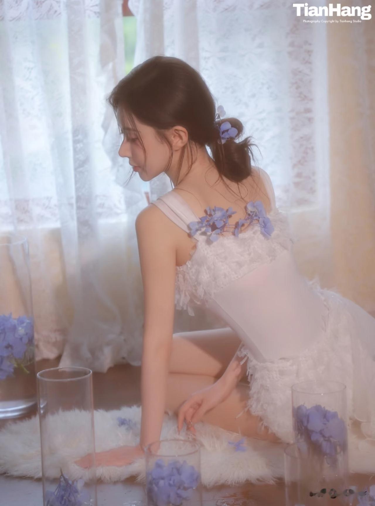 梦幻少女，花海中的优雅姿态