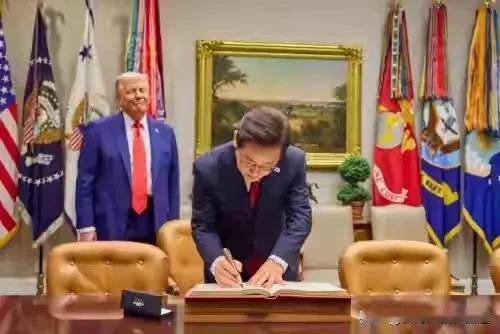 特朗普李在明互赠“战利品”？一场白宫“礼物外交”的背后，藏着啥大招？
 
你见过