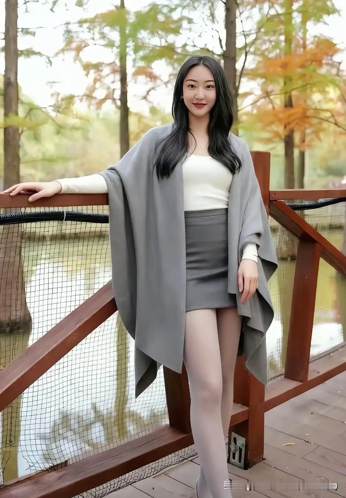 高颜值的你喜欢怎样的短裙?
灰色系清新风格是我的最爱，一身浅灰穿搭更是绝配，白T