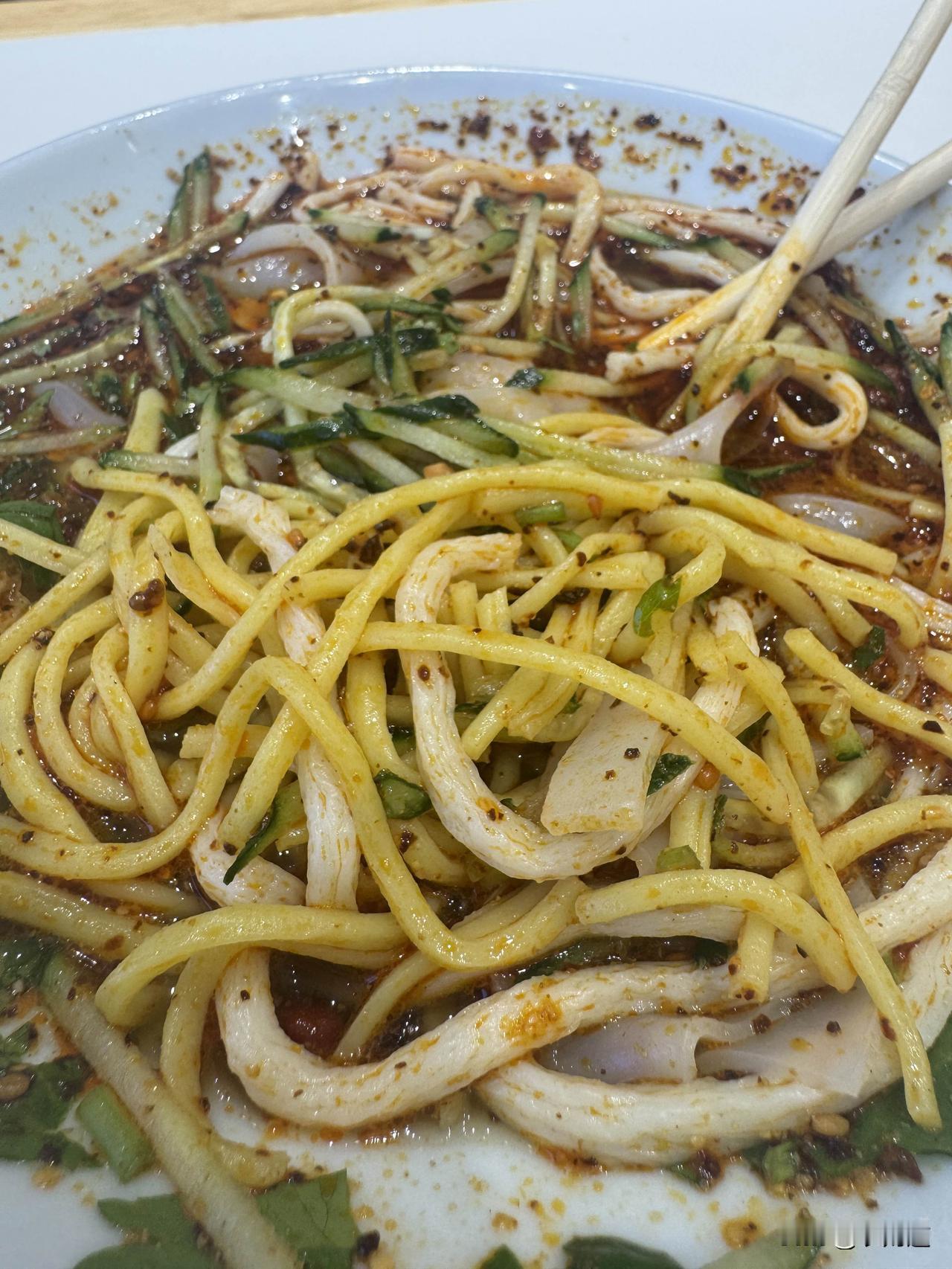 乌鲁木齐哪里有好吃的擀面皮呀
来乌鲁木齐也将近10几年了，还记得那年大学做的一夜