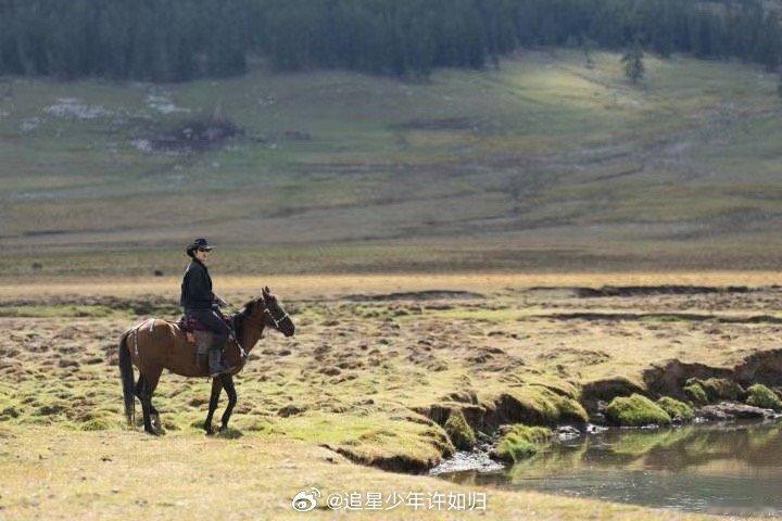 于适重逢踏雪于适重游故地阿勒泰听谁在唱歌 雪落有声，重逢有暖。于适骑“踏雪”踏遍