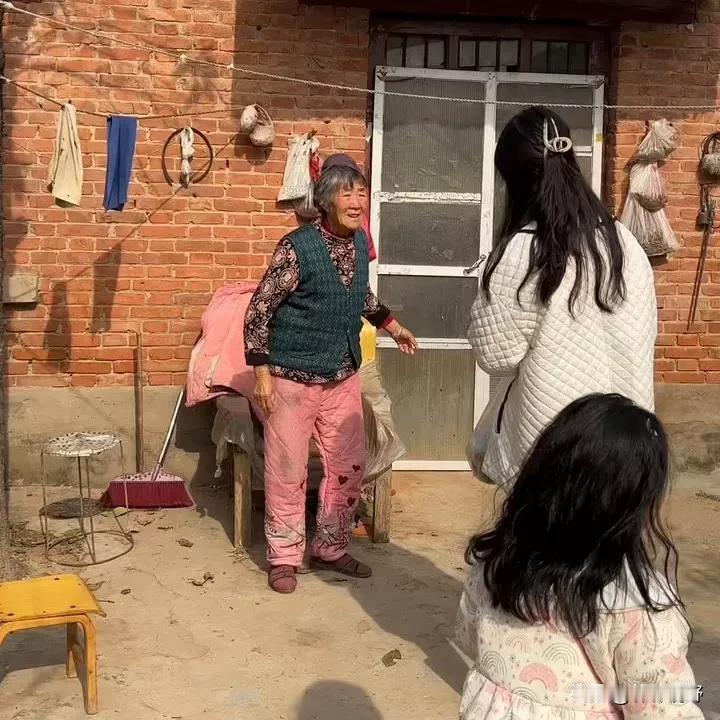 #我来唠家常#
兄弟们，你们有没有注意到现在农村的一个现状啊？就是年轻人刚结婚，