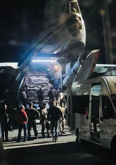 媒体报道称，俄军最近死伤惨重，棺材不够用，紧急使用军事运输机向前线运棺材。而俄罗