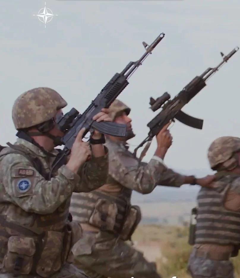 罗马尼亚士兵配备了改进的 PA md。 86   5.45 毫米突击步枪，配有 