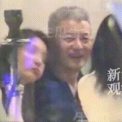 换做是自己，女人，在外辛苦打拼挣钱，只为能给女儿更好的生活。
结果呢，就打开手机