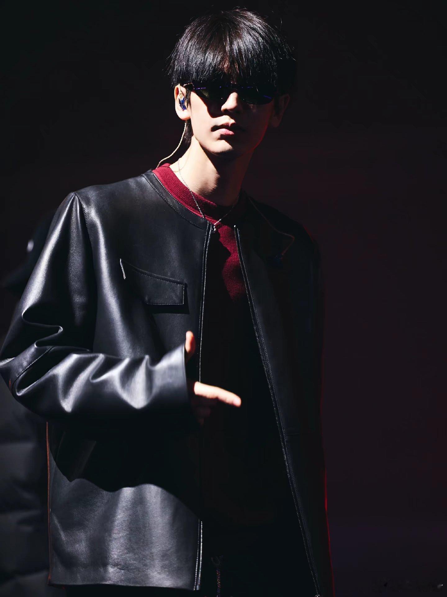 张凌赫舞台变T台！每一步都踩在时尚脉搏上，气场全开，魅力四射，用实力演绎跨界风采