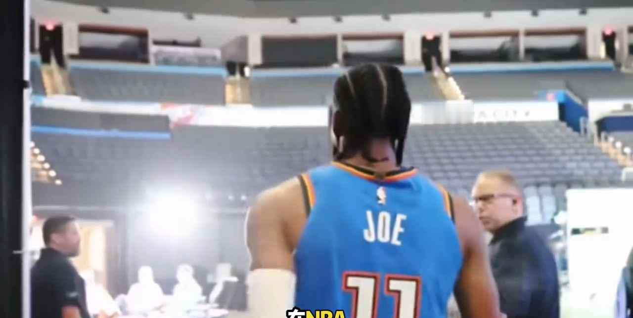 亚历山大在比赛末节主动朝杨瀚森挥手打招呼，一次没回应，又挥了一次，杨瀚森才腼腆抬