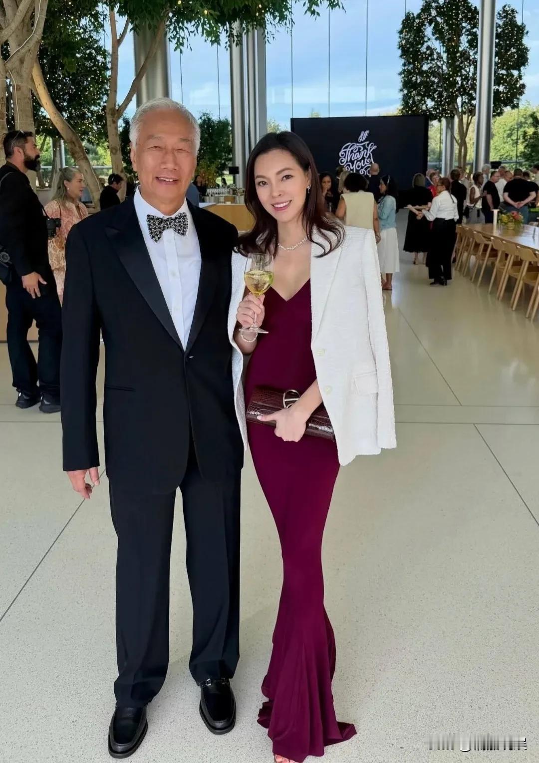 郭台铭夫妻俩现身苹果ceo库克的退休晚宴，这是自从郭台铭和别人传绯闻后，夫妻俩的