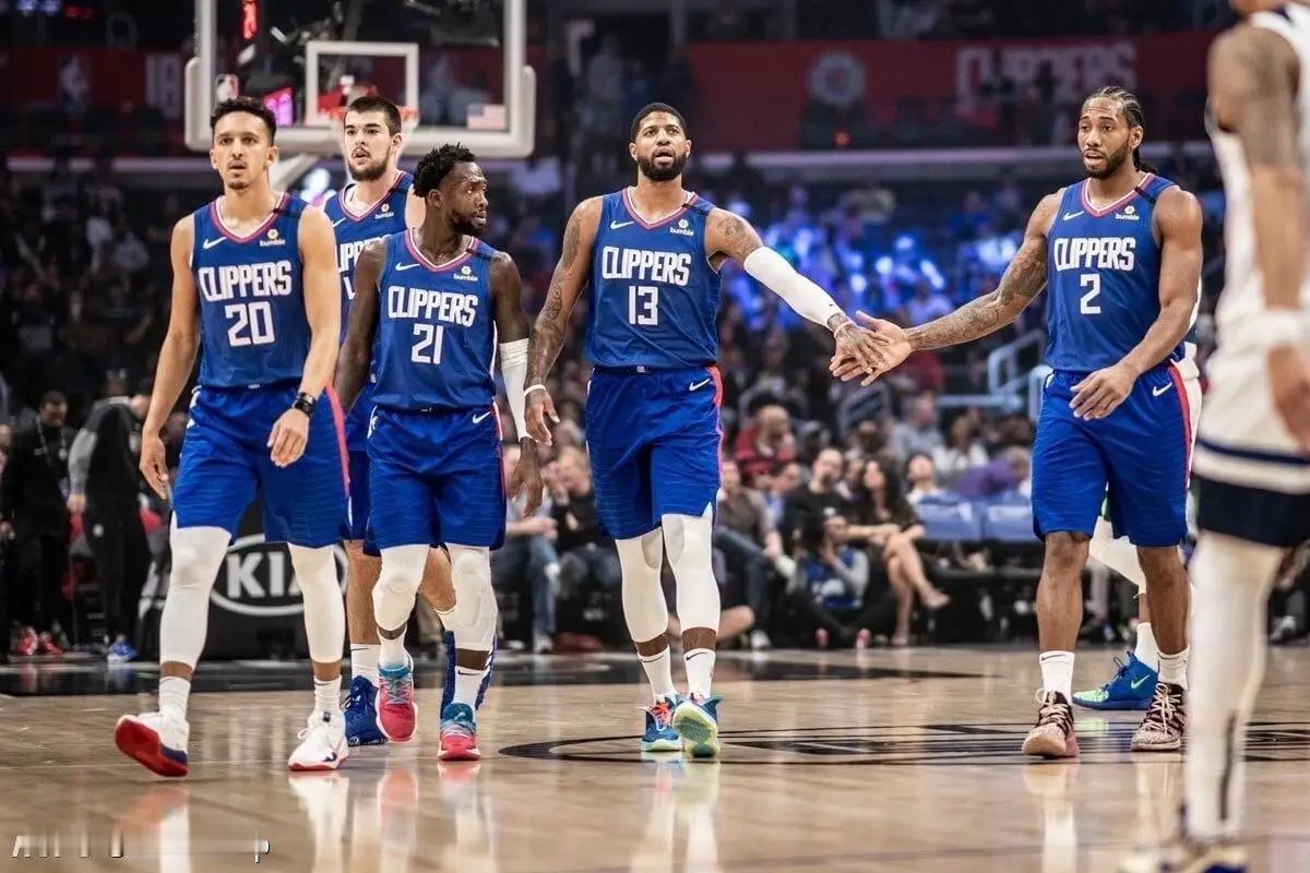 他明明知道 哈登 邓恩/琼斯 小卡 柯林斯 祖巴茨的阵容最合理，非要乱拍，导致球