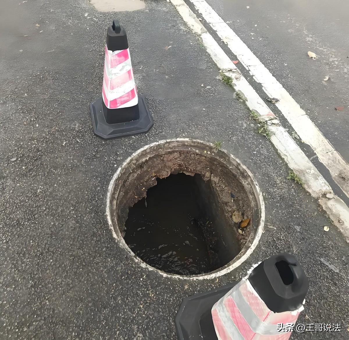 “做好事还被罚，以后谁还多管闲事？”上海，一男子骑摩托车前行，突然看到机动车道上