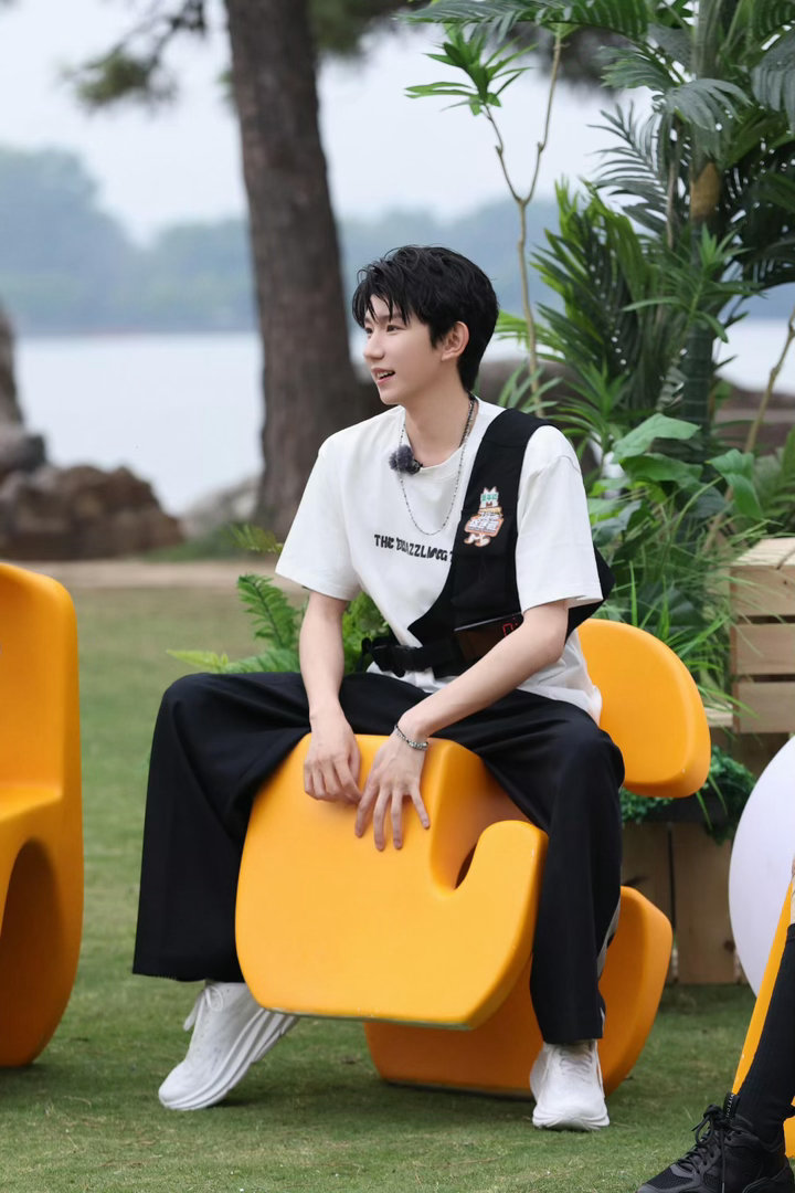 邓超王源没抢到票直接上台唱618夏日歌会 以前是“票呢票呢”，现在是“来听我唱”