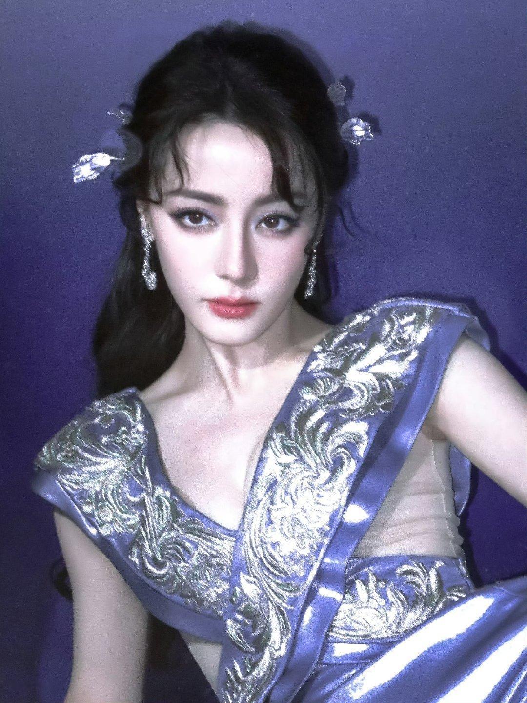 路虎卫士全驭代言人迪丽热巴 dlrb 热巴开卫士 dlrb 迪丽热巴卫蓝说吧，你