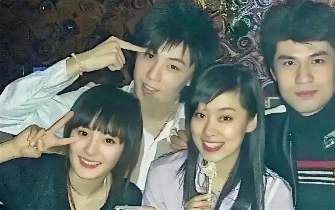 杨幂和张小斐居然是大学同学，合影中两人基本都是靠在一起 ​ #热门# #娱乐# 