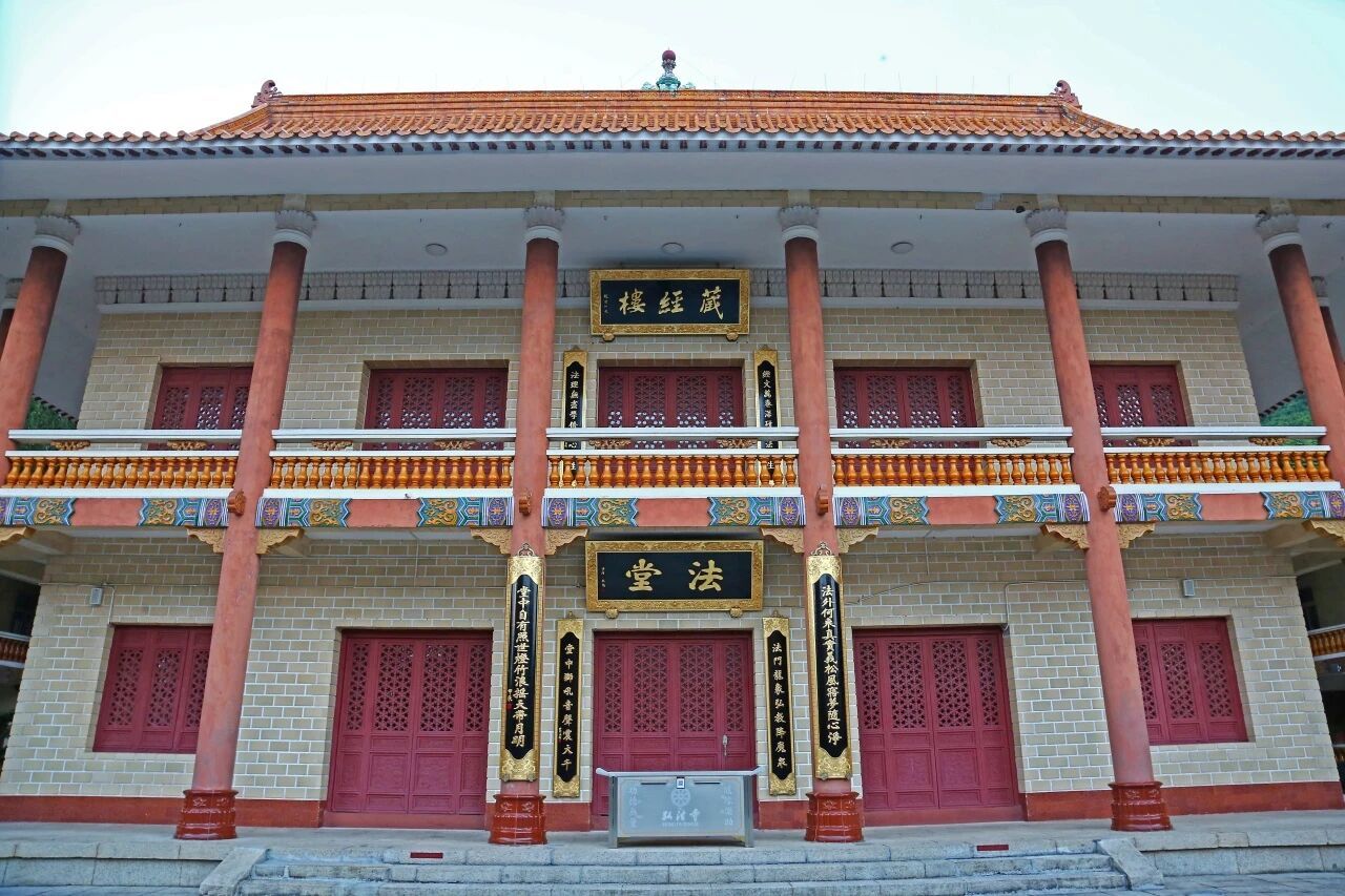法堂…………法音宣流处，心灯相续时。丛林之中，堂宇各有其名，唯有此堂以“法”为名