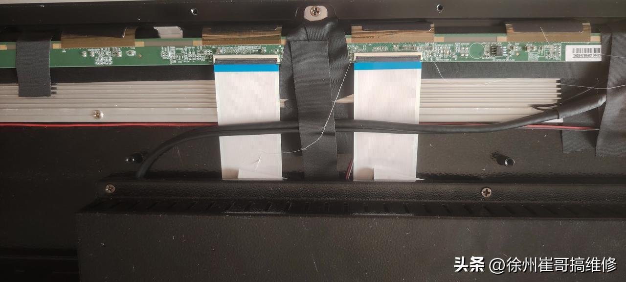 下午修了一台教学一体机，带触屏的，客户说做直播用的。
开机有图像，很淡，十几秒后