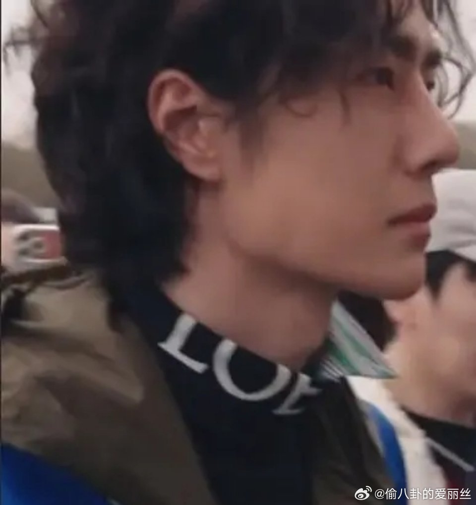 是这种淡淡的眼神，为什么感觉陈飞宇就有一点点的蔑视？ 