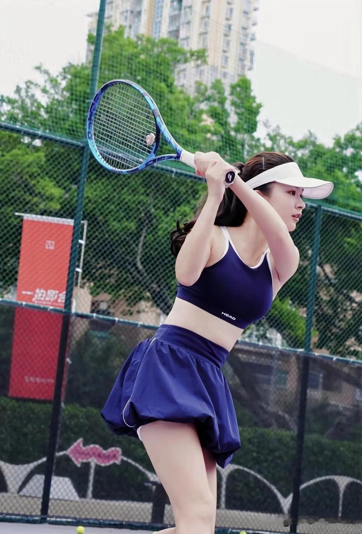 运动少女挥拍瞬间，活力满满！🏸️💪