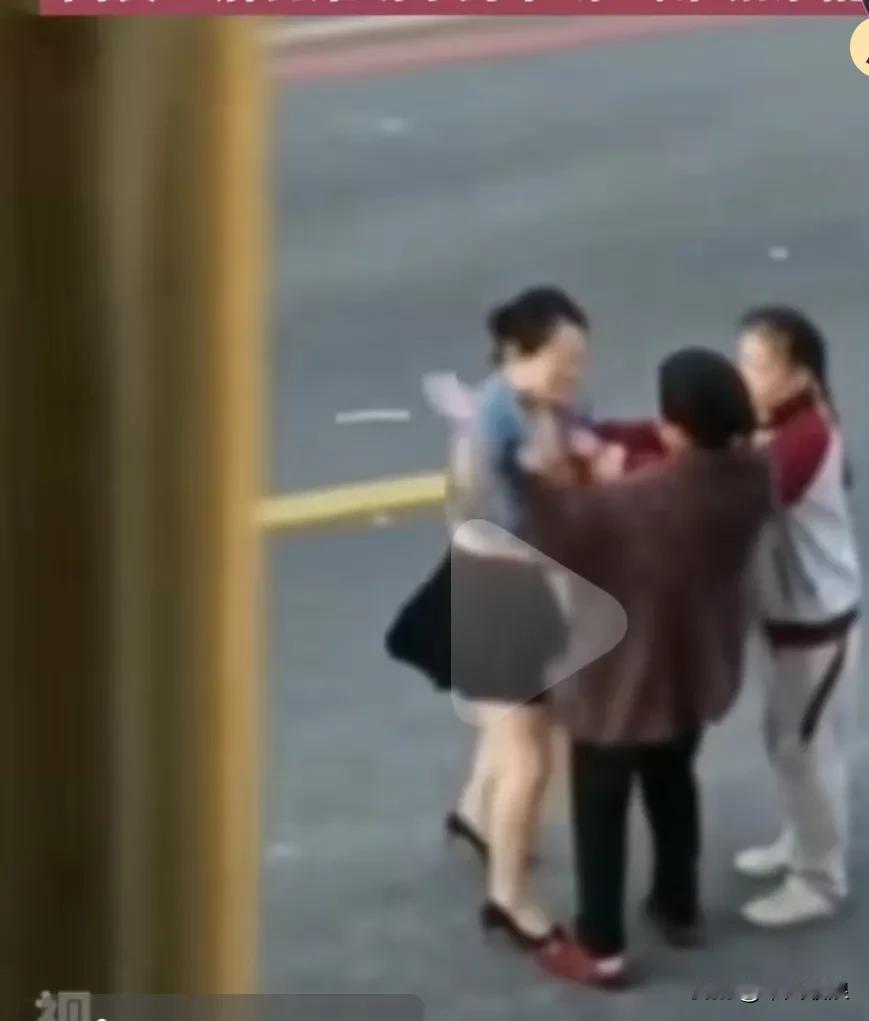 婆媳二吵架孙女来劝架，最后婆媳二吵得不可开交打起来，婆婆抓住儿媳头发，儿媳抓住婆