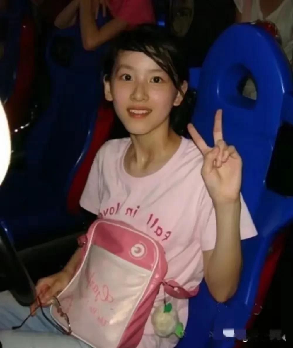 从这张照片上看，这个后来非常红的女人，应该还是一个中学生，看起来非常青涩，穿着非