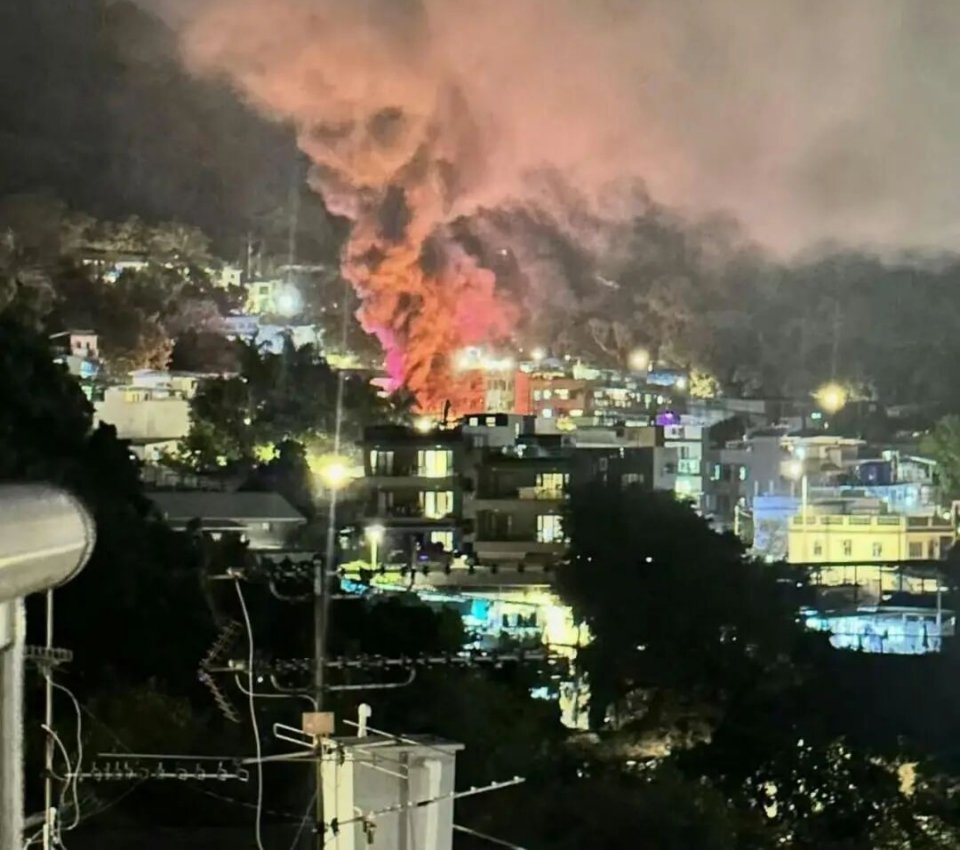 香港荃湾一地起火已疏散近百人2026年3月19日22时许，香港荃湾老围梨木树附近