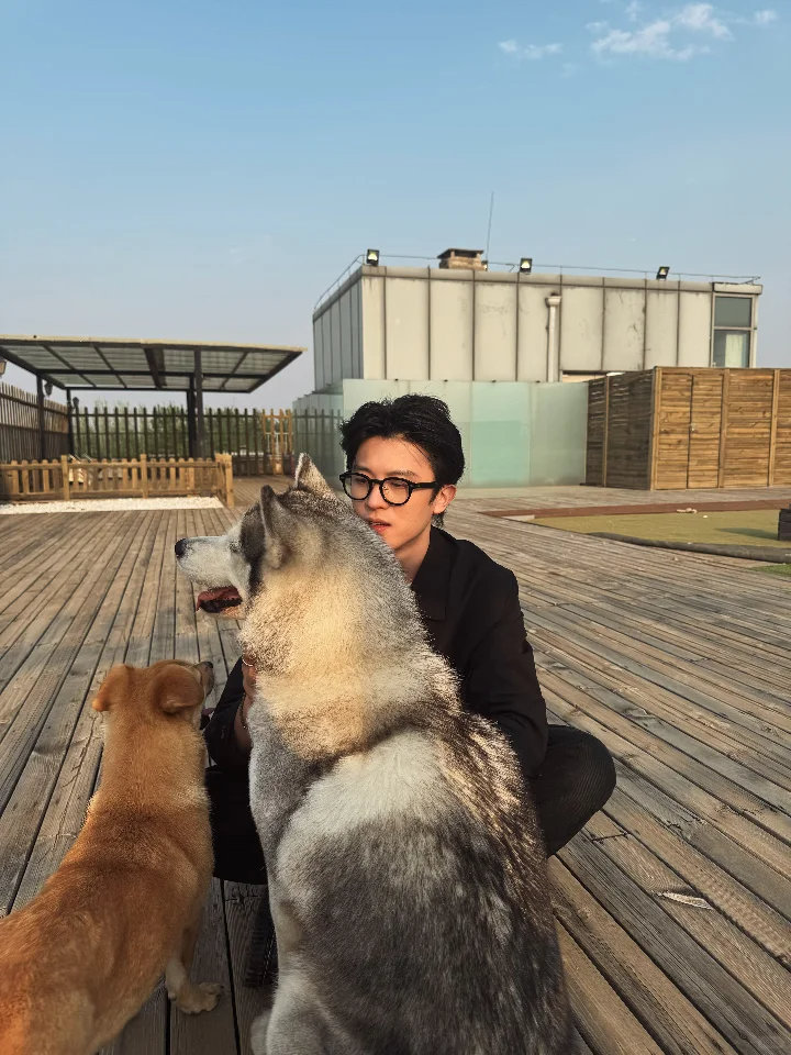 幸卓辉G社生图 G社拍的幸卓辉全黑穿搭氛围感拉满，搭配黑框眼镜，独特禁欲感在秀场