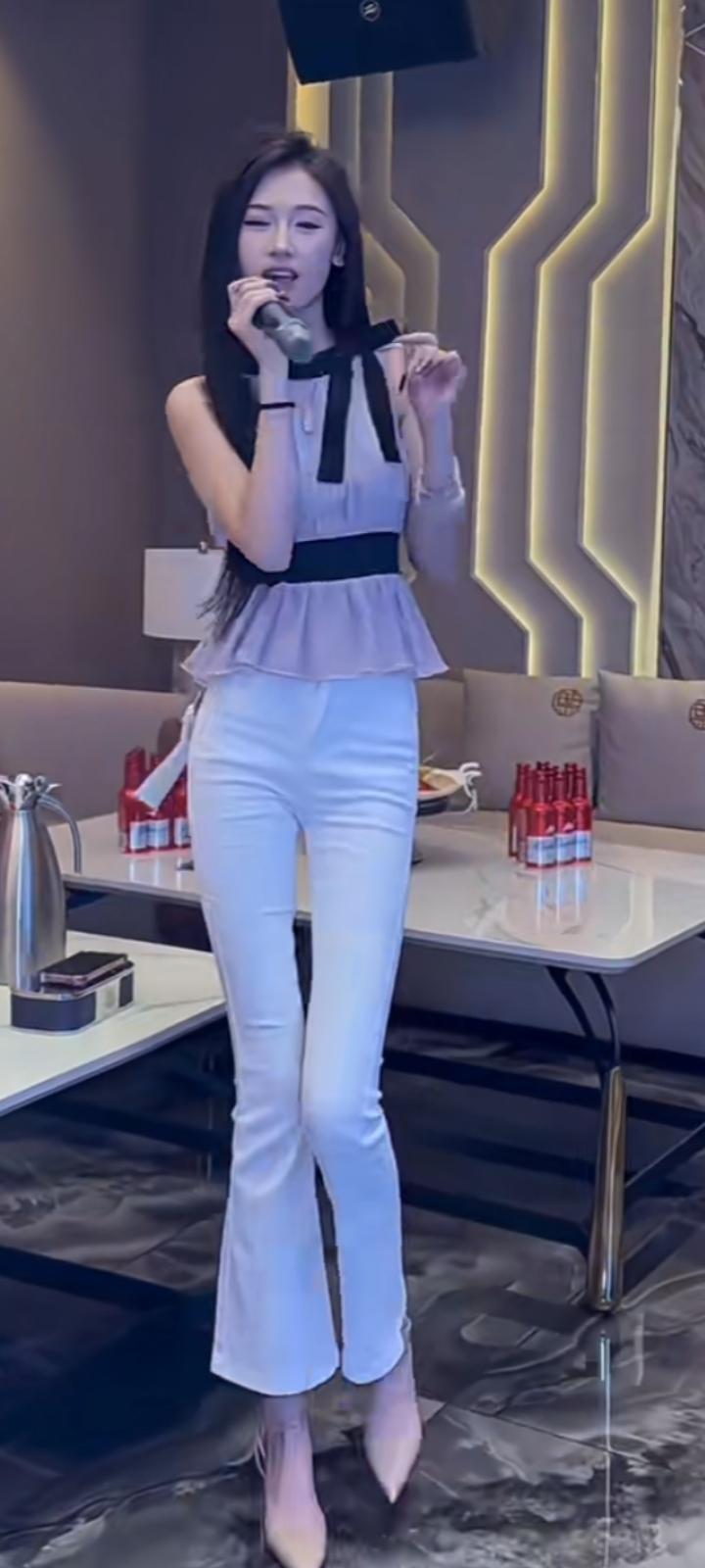  爱情是双向的奔赴，是彼此的迁就，是你懂我的不易，我知你的温柔。