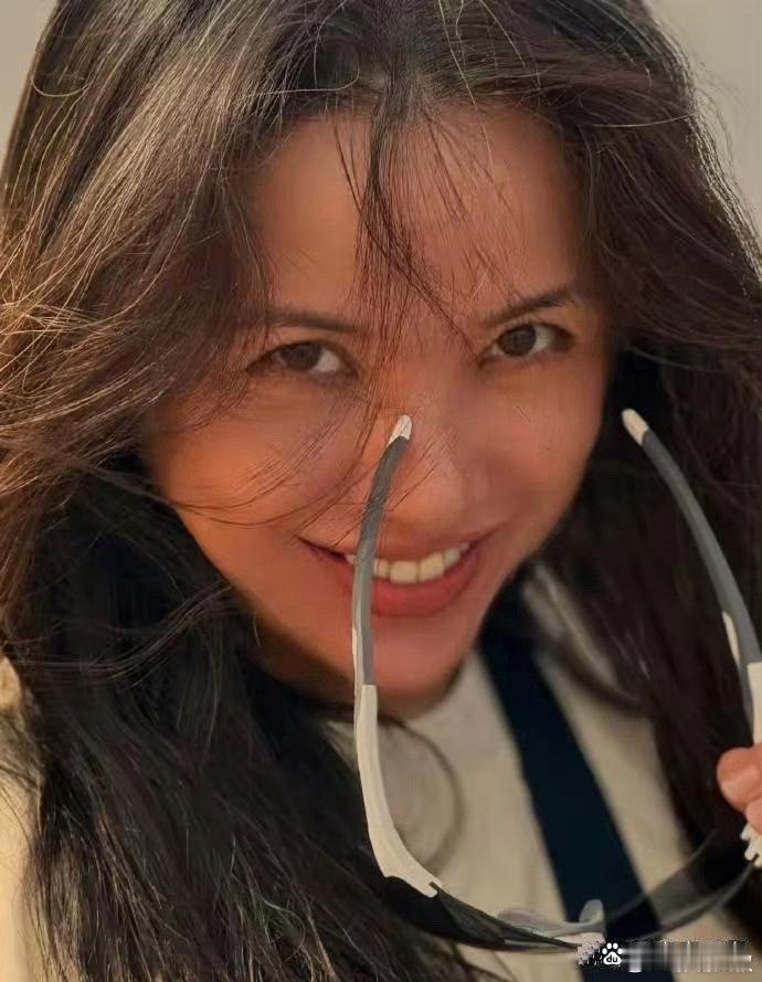 靳东妻子李佳，白发但皮肤紧致，美丽依旧 ​​​