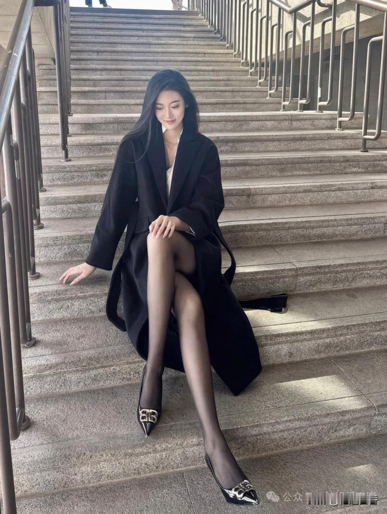 优雅黑裙，时尚街拍，自信微笑！