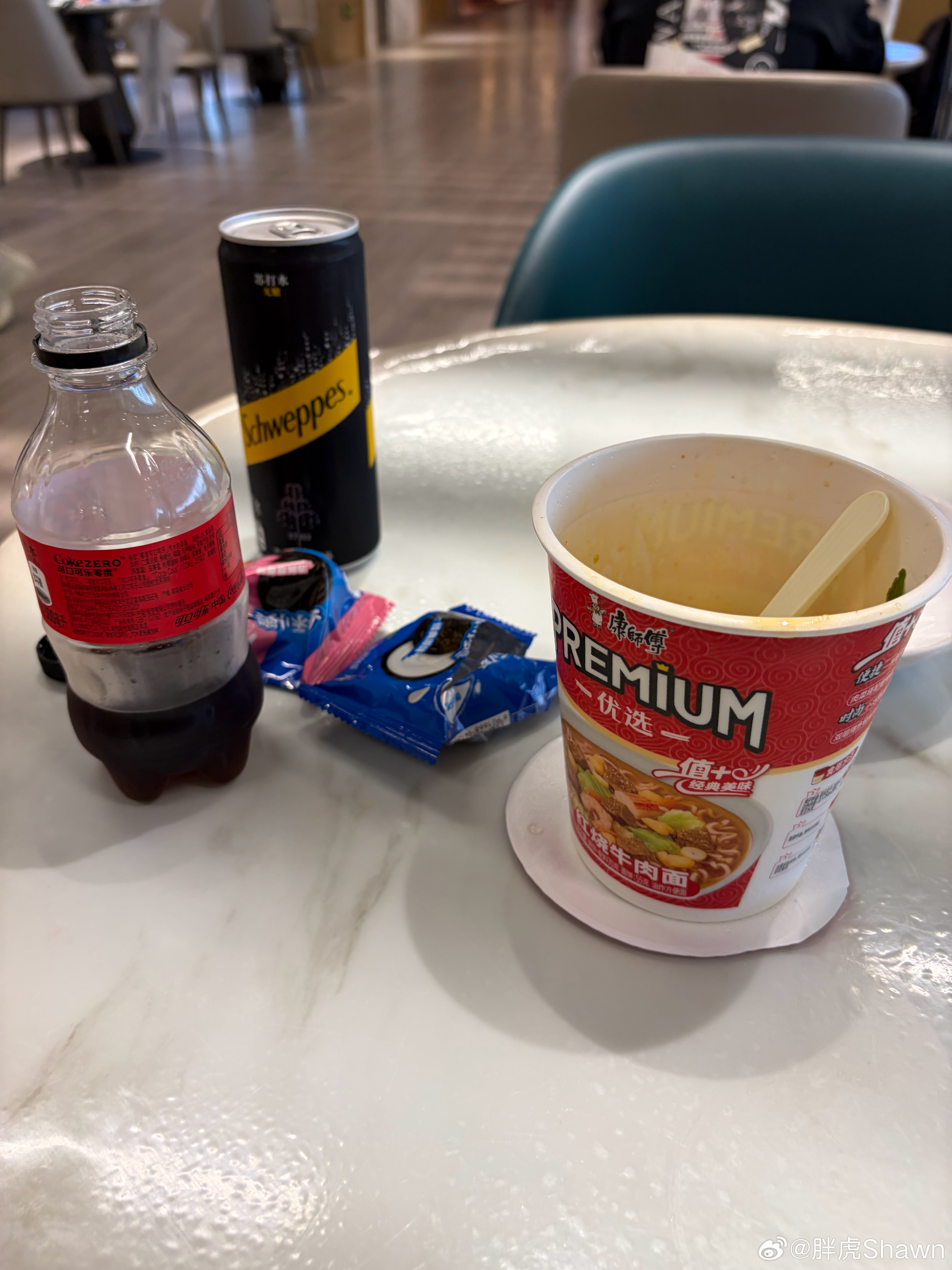 10:00的飞机，9:00到了休息室，想点个面吃结果说早餐时间已经过了，午餐11