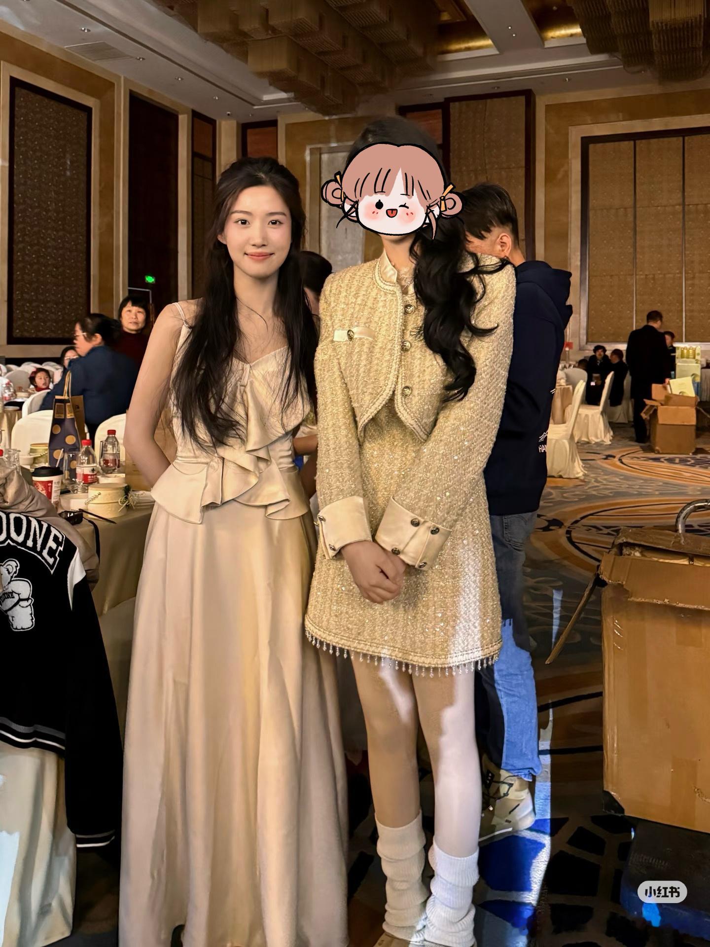 卢昱晓去做伴娘了，好呆萌 