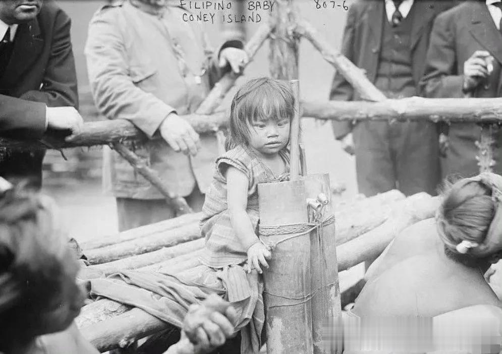 1906年，一名菲律宾原住民女孩在纽约的人类动物园中被展示
1958年，世界上最